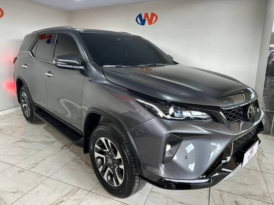 TOYOTA HILUX SW4 2.8 D-4D TURBO DIESEL SRX PLATINUM 7L 4X4 AUTOMÁTICO